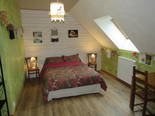 - une chambre avec un lit et une couette rouge dans l'établissement Chambres d'hôtes Les Arondelles, à Virey-le-Grand