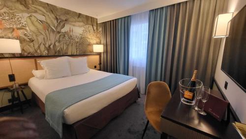 Postel nebo postele na pokoji v ubytování Hôtel Paris Neuilly