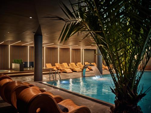 una piscina con una fuente en el vestíbulo del hotel en AC Hotel by Marriott Krakow, en Cracovia