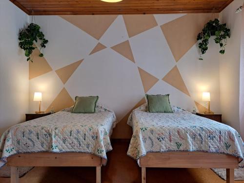 リベイラ・グランデにあるMojo Houseのベッド2台とランプ2つが備わる客室です。