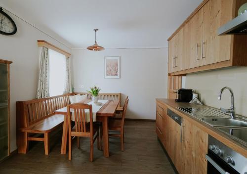 een keuken met een houten tafel en een eetkamer bij Mühlbauerhof in Großklein