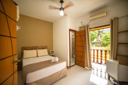 a bedroom with a bed and a balcony at Pousada Cantinho do Sossego localizada do lado Norte de Paraty próxima as Praias de Sao Gonçalo São Gonçalinho Aldeia dos Pataxós Cachoeira do Crepusculo Ilha do Pelad e muito mais in Sertão do Taquari