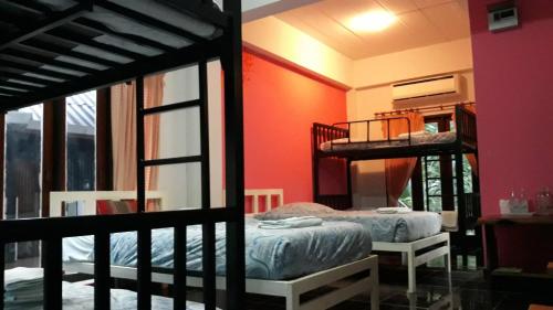 um quarto com 2 beliches num quarto em LUCKY PAI Resort&Hostel em Pai