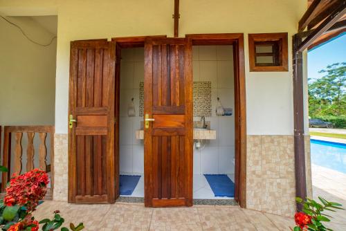 une porte ouverte menant à une maison avec piscine dans l'établissement Pousada Cantinho do Sossego Paraty, à Parati