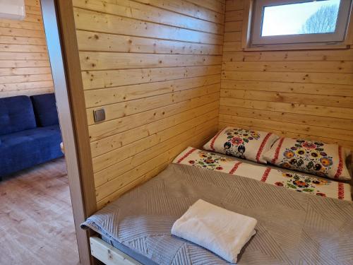 A bed or beds in a room at Apartament z Tężnią Solankową, Sauną, Kominkiem LED i Śniadaniem nad Jeziorem Żywieckim
