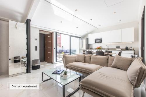 un salon avec un canapé et une table dans l'établissement Résidence Topaze - Central - Luxurious - 50m Croisette Palais - LRA CANNES, à Cannes