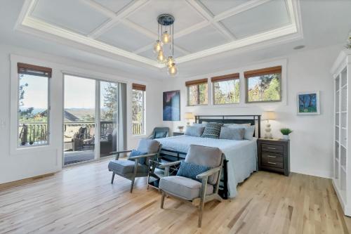 Postel nebo postele na pokoji v ubytování Bend Oregon mountain mansion luxury