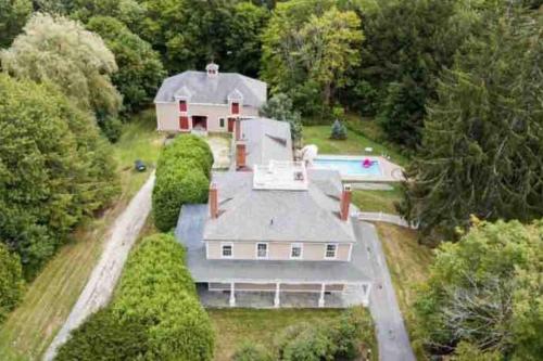 una vista aérea de una casa grande con piscina en The Jarvis Homestead - Historic Maine Mansion, en Ellsworth