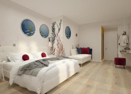Un dormitorio blanco con una gran cama blanca y espejos en Hotel Villa Eugenia - 3 Stelle Superior con Private SPA e Piscina, en Lido di Jesolo