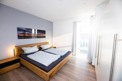 een slaapkamer met een bed en een groot raam bij FeWo "B523" 4 Personen in Bremerhaven