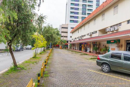 a car parked on the side of a street at Dexter Hotel - Volta Redonda in Volta Redonda