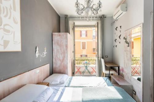 ローマにあるDomus Ferruccioのベッドルーム1室(ベッド2台、窓付)