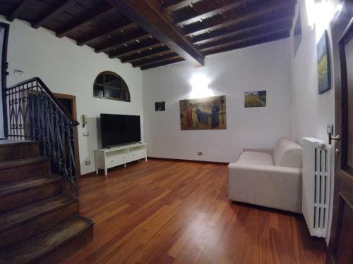 sala de estar con sofá y TV en Serragli Flat Firenze, en Florencia