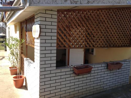 a brick building with two pots on the side of it at Vida-lak in Berekfürdő