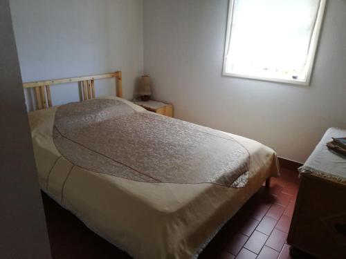 - une chambre avec un lit dans une pièce dotée d'une fenêtre dans l'établissement Quinta do Girassol - AL, 