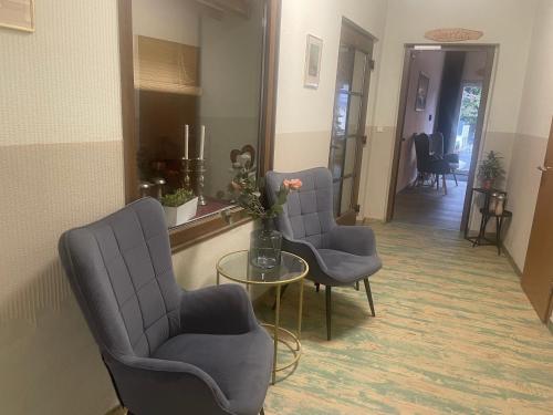 a waiting room with three chairs and a table at Harzhotel Warnstedter Krug in Thale