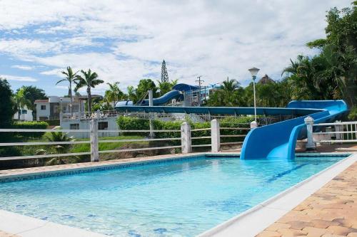 - une piscine dans un complexe avec toboggan dans l'établissement Casa campestre Hacienda la estancia, en Melgar con piscina privada, à Melgar