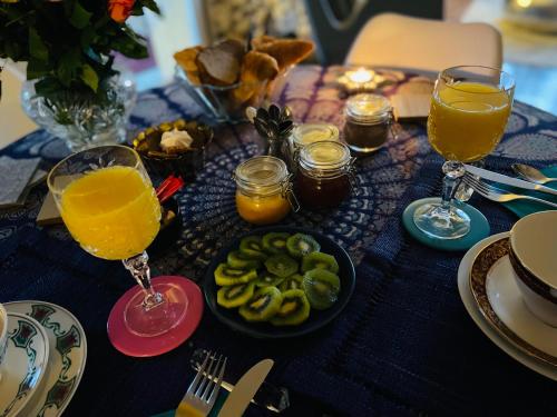 stół z piklami i kieliszkami soku pomarańczowego w obiekcie La Poterie w mieście Carresse