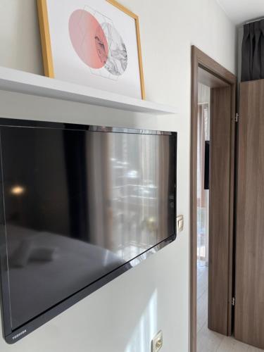 un horno microondas en una cocina junto a una pared en GUEST ROOMS ASENEVTSI CITY CENTER en Veliko Tŭrnovo