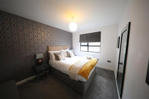 Un dormitorio con una cama grande y una ventana en Wellington House, en Hull