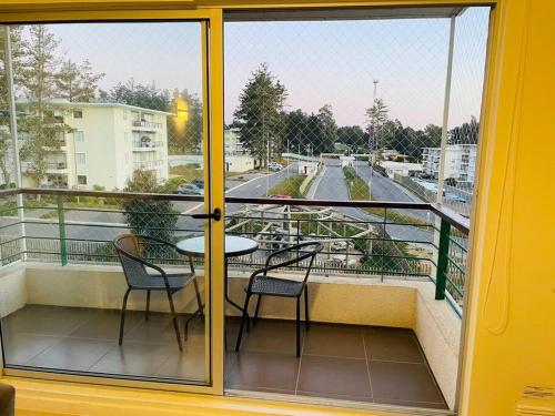 - un balcon avec une table et des chaises dans l'établissement Amplio depto en el Tabo 6 personas, à El Tabo