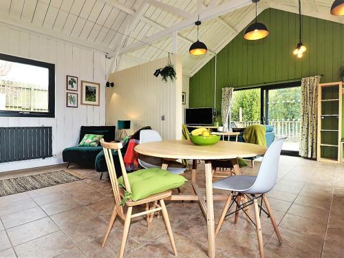 een woonkamer met een tafel en stoelen bij The Cowshed in Merrymeet