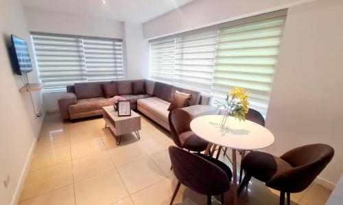 a living room with a couch and a table at Suite Torre Sol OmniHospital Torre Médica in Guayaquil