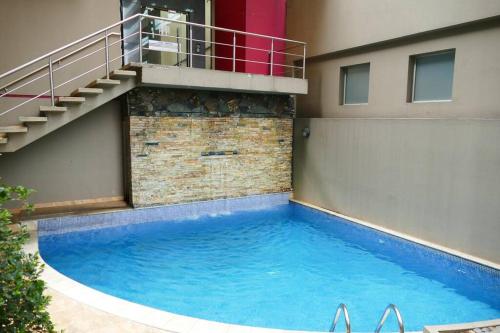 una gran piscina frente a un edificio en Suite Torre Sol OmniHospital Torre Médica, en Guayaquil