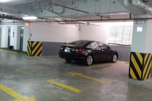 a black car parked in a parking lot at Suite Torre Sol OmniHospital Torre Médica in Guayaquil