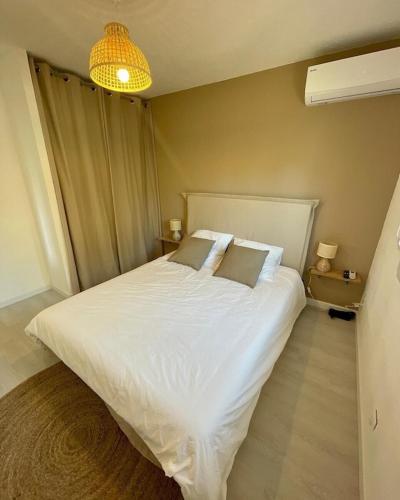 Katil atau katil-katil dalam bilik di Villa avec piscine entièrement rénovée à 5min de la plage de pinia