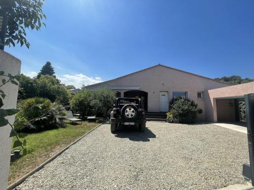 Fotografia z galérie ubytovania Villa avec piscine entièrement rénovée à 5min de la plage de pinia v destinácii Ghisonaccia