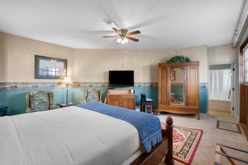 a bedroom with a bed and a ceiling fan at Hennessey House Bed and Breakfast in Napa