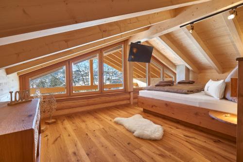 een slaapkamer met 2 bedden in een boomhut bij Lederer Chalets in Bodenmais