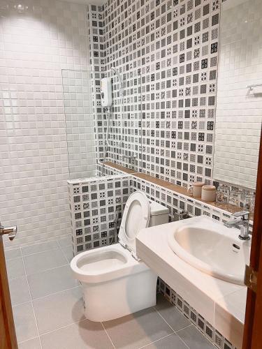 楠府的住宿－Teenan Hostel，白色的浴室设有卫生间和水槽。