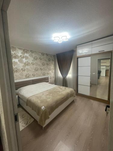 ムツヘタにあるHouse in Mtskhetaのベッドと大きな鏡のある寝室