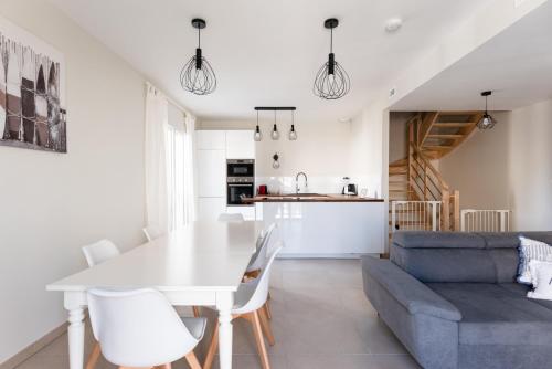 - un salon avec une table blanche et un canapé bleu dans l'établissement Villa la plage, à Arcachon
