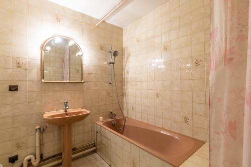 La salle de bains est pourvue d'un lavabo et d'une baignoire. dans l'établissement Chez Laurent, à Épagny