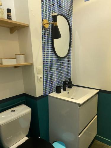 une salle de bain avec toilettes, lavabo et miroir dans l'établissement 3 pièces très proche Stade de France, Adidas Arena, à Saint-Denis