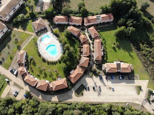 une vue aérienne d'une maison avec piscine dans l'établissement Les villas de Mélody, à Santa-Maria-Poggio