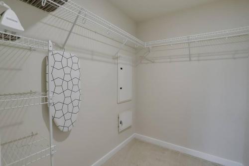 een witte kamer met witte muren en witte planken bij Amazing 2 BR Apartment Located at Pentagon City in Arlington