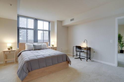 1 dormitorio con cama grande y ventana grande en Amazing 2 BR Apartment Located at Pentagon City, en Arlington