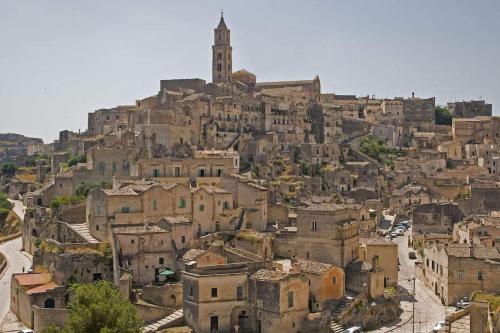 un centro storico con una montagna con torre dell'orologio di Casa Vacanze Sunshine a Scanzano