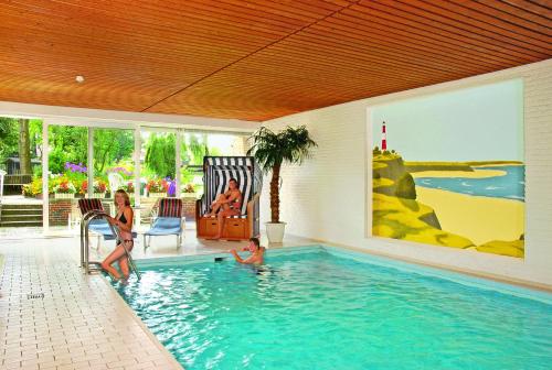 two girls are playing in a swimming pool at Frommanns Landhotel in Buchholz in der Nordheide