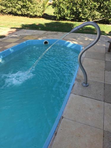 uma piscina com uma mangueira de água em Elviajero em Campinas