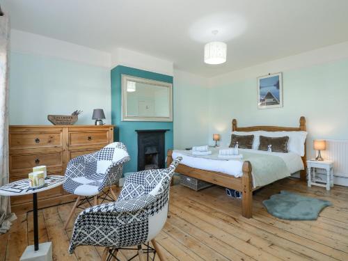 1 dormitorio con 1 cama, mesa y sillas en Beck View, en Sheringham