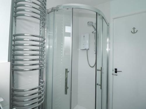 eine Dusche im Bad mit einer Duschkabine aus Glas in der Unterkunft Beck View in Sheringham