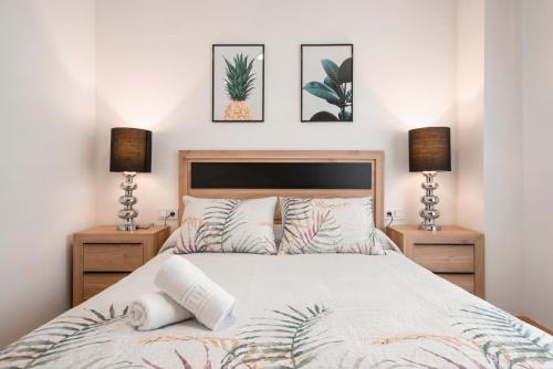 1 dormitorio con 1 cama con 3 cuadros en la pared en EnjoyGranada EMIR 4C + Parking, en Granada