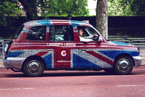 ein kleines Auto mit einer Person am Fenster in der Unterkunft Holiday Inn London Oxford Circus, an IHG Hotel in London