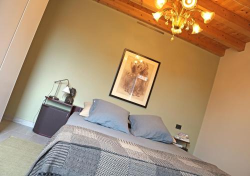 um quarto com uma cama com uma fotografia na parede em Shuttered Dreams Murano Venice em Murano