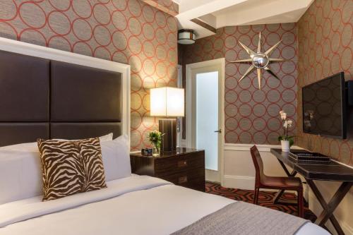 Cama o camas de una habitación en Empire Hotel